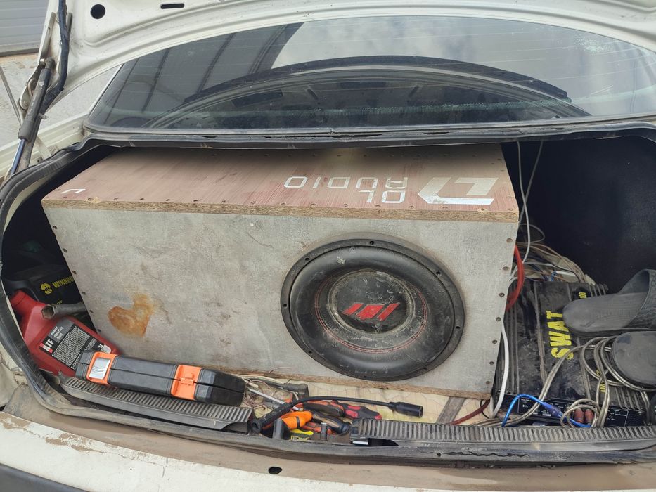 Продам саб 2 уселка 1000w и 4-100w