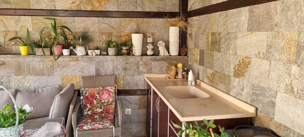 1829-Продава се двуетажна луксозна къща в кв. "Варош"