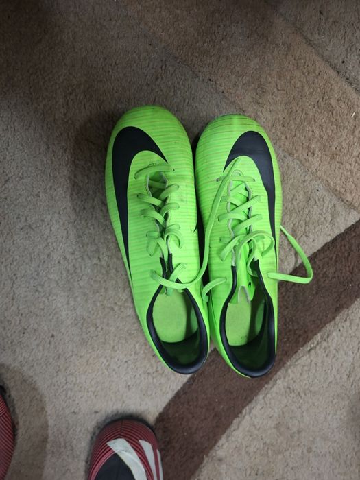 Бутони за футбол