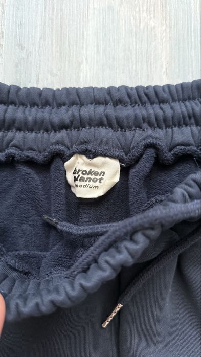 Broken planet къси панталонки