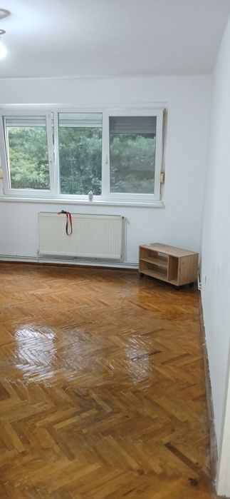 PROPRIETAR Închiriez apartament 3 camere în zonă centrală,
