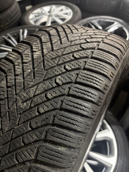 Jante originale Audi A5/S5 B10 echipate cu anvelope de iarna 235/45/18 Dot 1824
