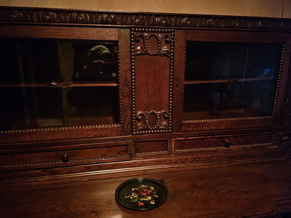 Mobilier vechi (bufet Empire, masa Brancoveneasca, lampa vintage)