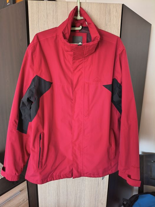 Продавам мъжко туристическо яке