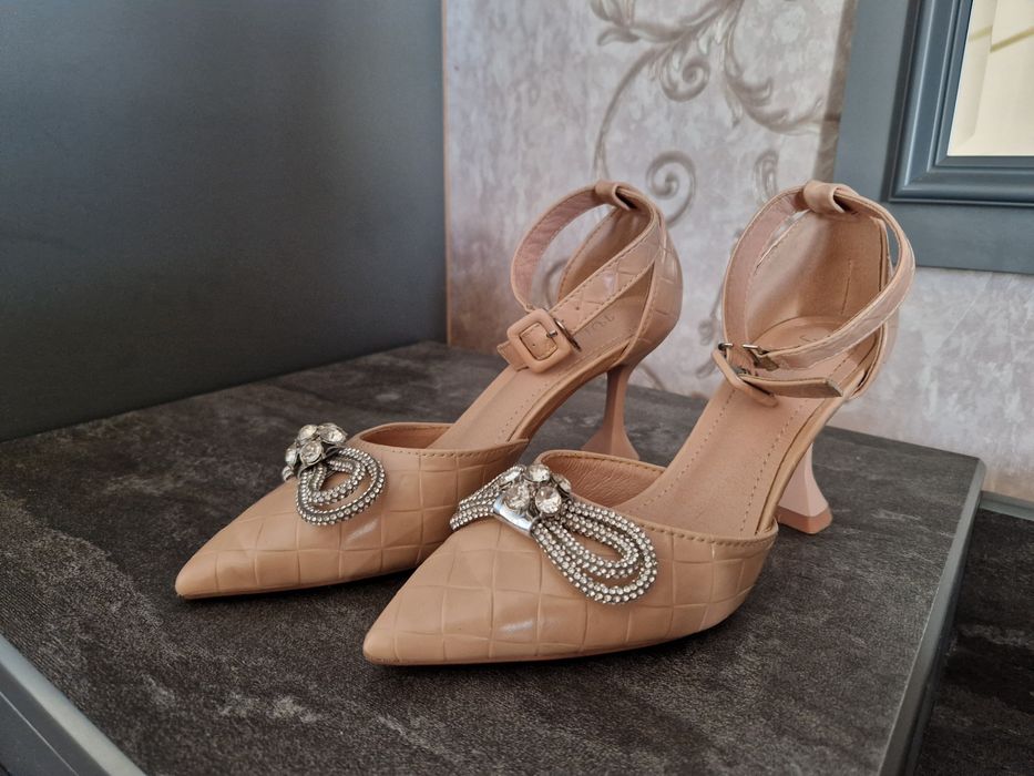 Продам бежевые туфли