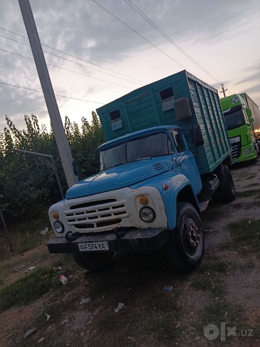 Zil 130 naxadu yurib turgan moshina