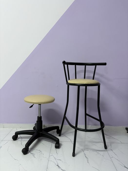 Продам барный стул и стул на колесиах.