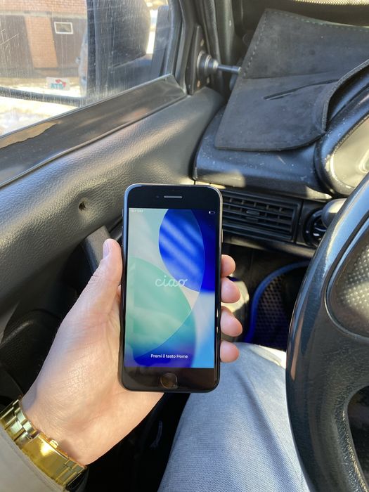 Продам Айфон SE 2022