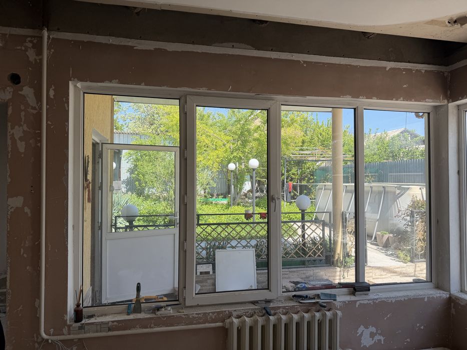 Продам пластиковые окна и дверь.