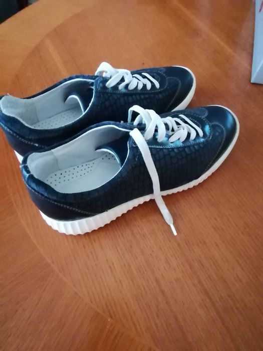 Спортни обувки за момиче.