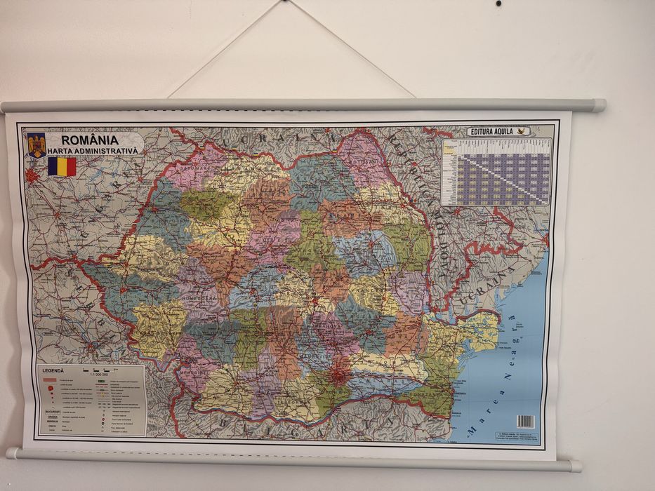 Harta României fizica geografica pe o parte  Pe cealaltă parte Harta României Administrativa . Dimensiuni 100 cm x 65 cm.
