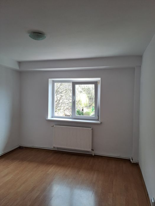 Închiriez apartament trei camere zonă rezidențială