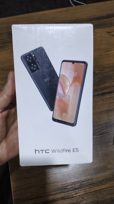 На изображении представлен смартфон HTC Wildfire E5. 
Экран: 6.745 дюй
