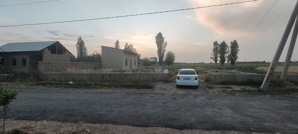 Kuyovboshida uy er uchaska sotiladi 12 sotx 2xona usti yopilgan.