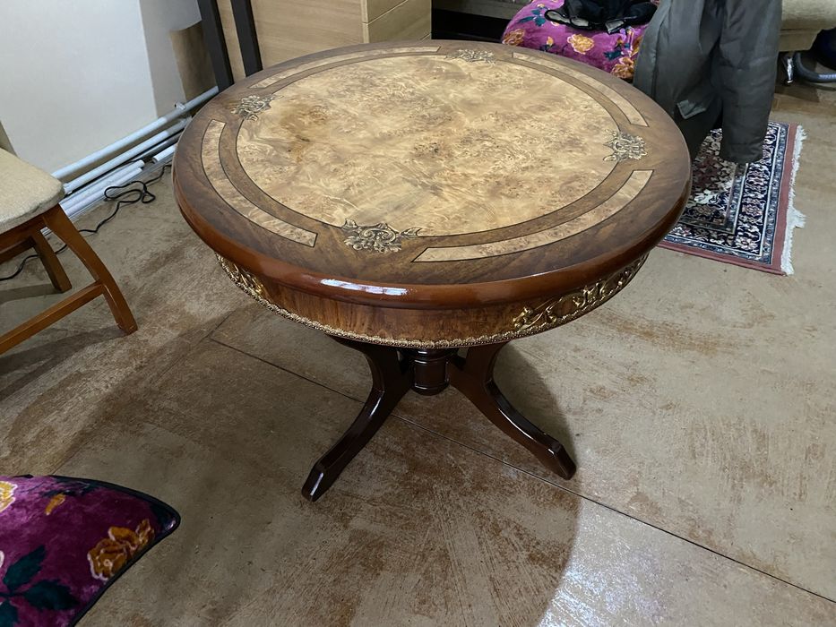 Продается круглый стол коричного цвета
