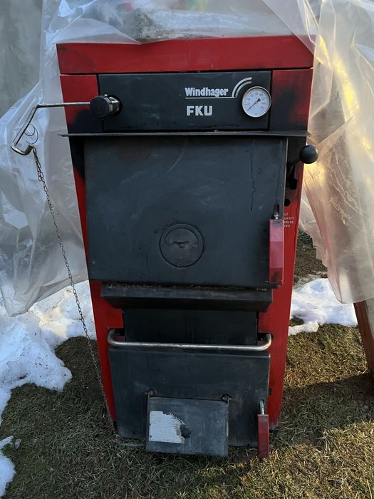 Vând centrală pe lemne