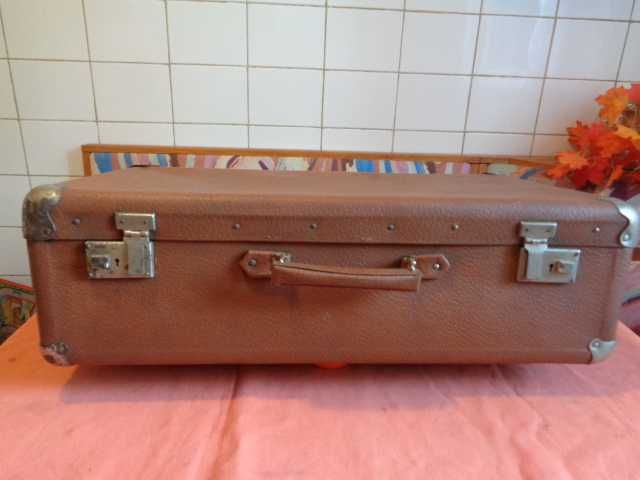 Valize vechi de epoca ,jucarie  copii circuit curse  veche,de colectie