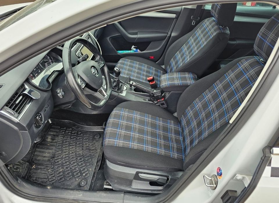 Cesionez autorizatie taxi cu mașină Skoda Octavia an 2017