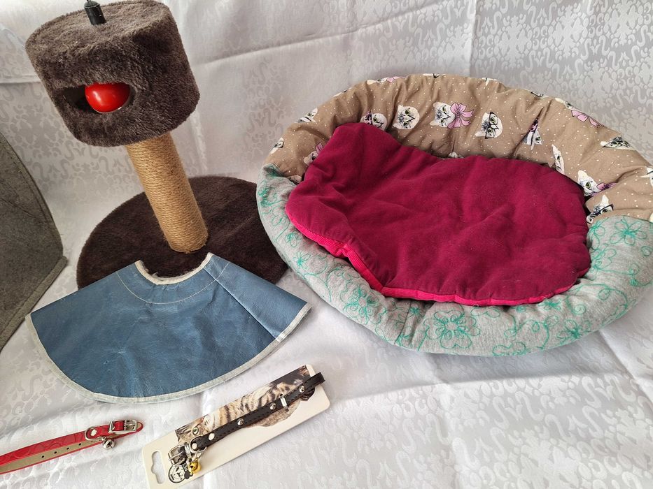 Set accesorii ieftine pentru pisici, casuta pliabila, culcus moale cu saltea, ansamblu de joaca, 	zgardă rosie /neagra din piele ecologică cu clopotei