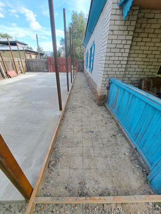 Стяжка, штукатурка, брусчатька.