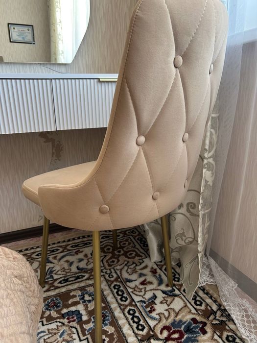 Туалетный столик с зеркалом и стулом