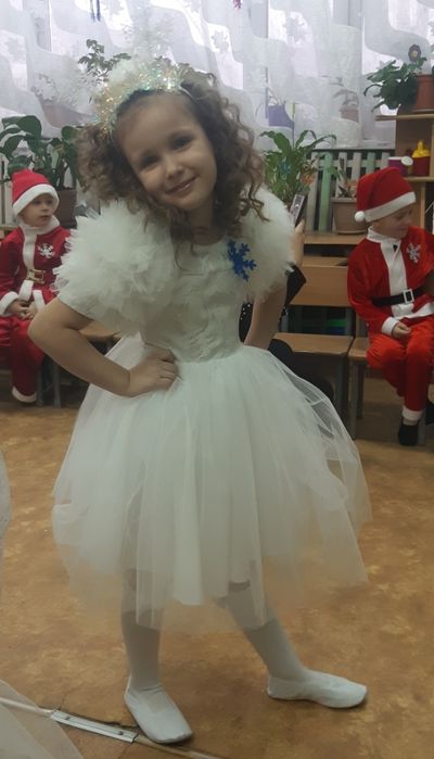 продам белое платье снежинки