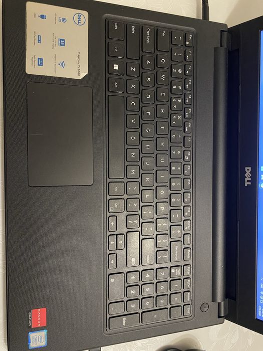 Лаптоп Dell/i7 8550u/8GB DDR4/Radeon 520 2GB GDDR5/256GB SSD
