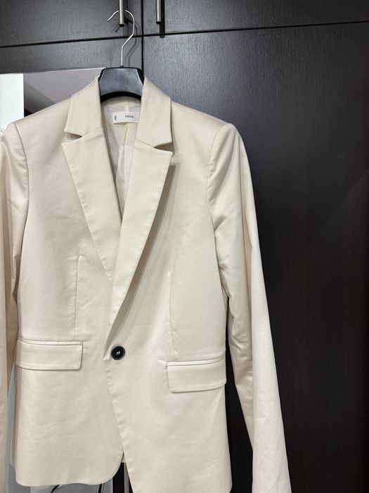 Бежово сако от Mango