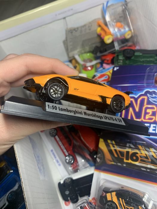 Продам коробку с машинками