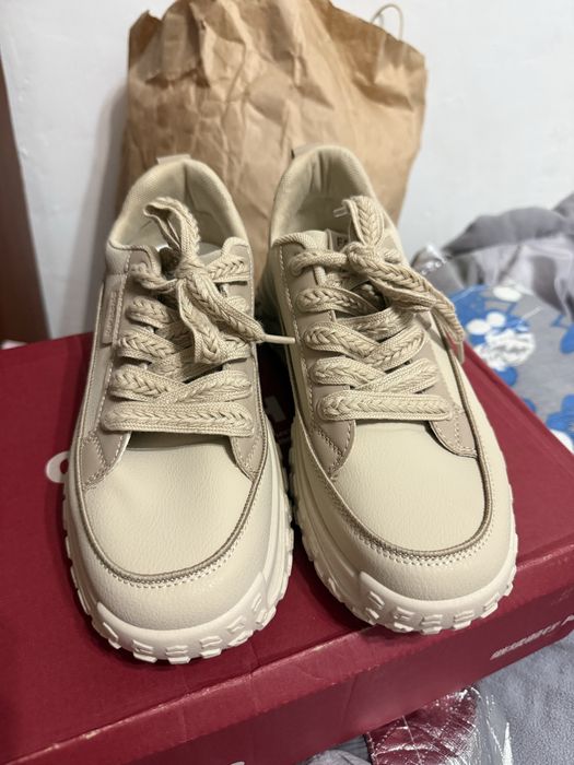 Кроссовки новые 39-40размер.