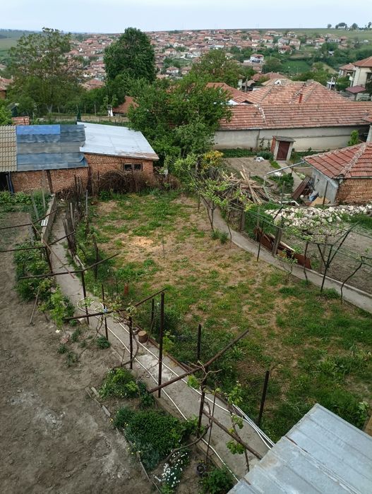 Продава се 3ти етаж от масивна къща.