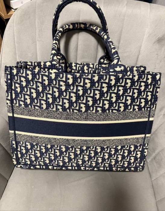 Geanta Dior este noua nefolosita.