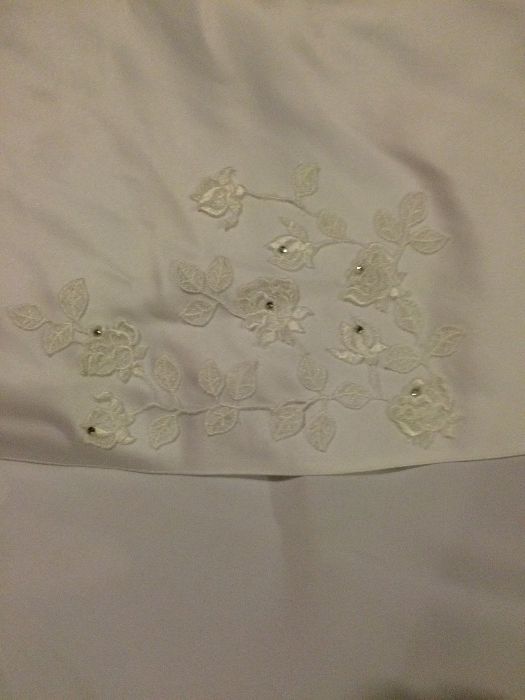 Rochie mireasa facuta la comanda. Are detalii de dantela si strasuri