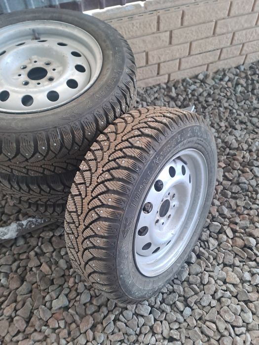 Продам комплект зимней резины с дисками