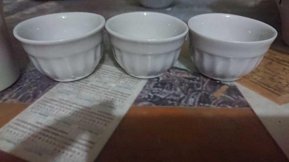 Посуда, рюмки, тарелки, чайные сервизы.