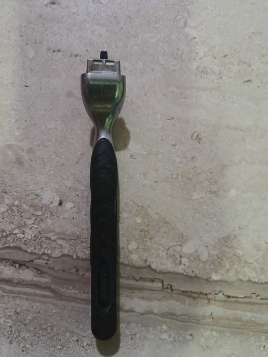 Продавам самобръсначка Sensor Exel за ножче с 2 остриета ножчет