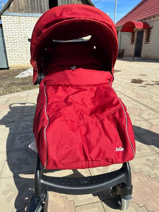 Детская коляска в