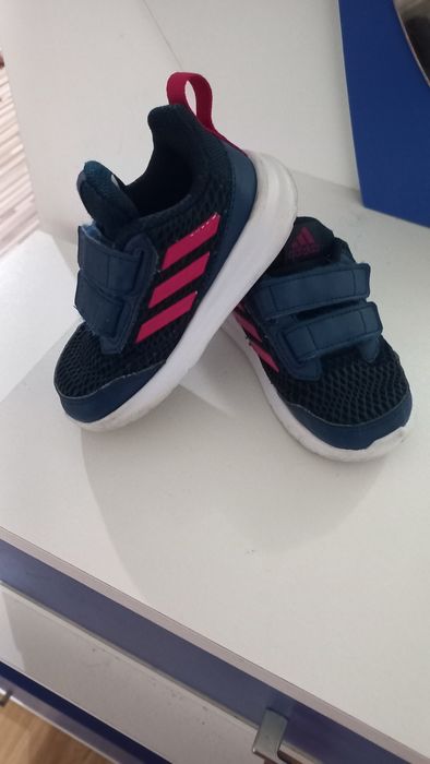 Лот - Маратонки адидас и вътрешни пантофи