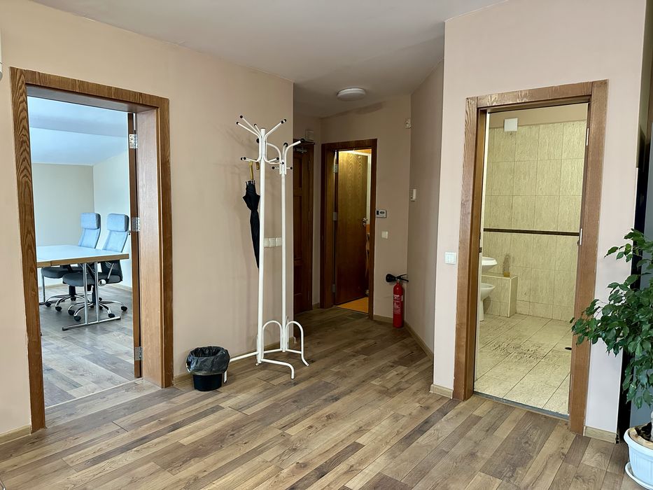 Офис под наем, център, след ремонт