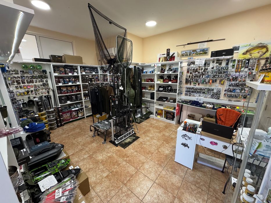 Стока и стелажи от риболовен магазин.