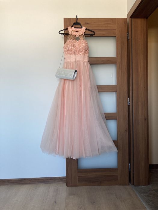 Прасковена бална рокля