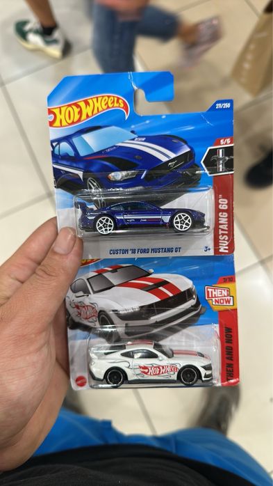 Hot wheels колички.