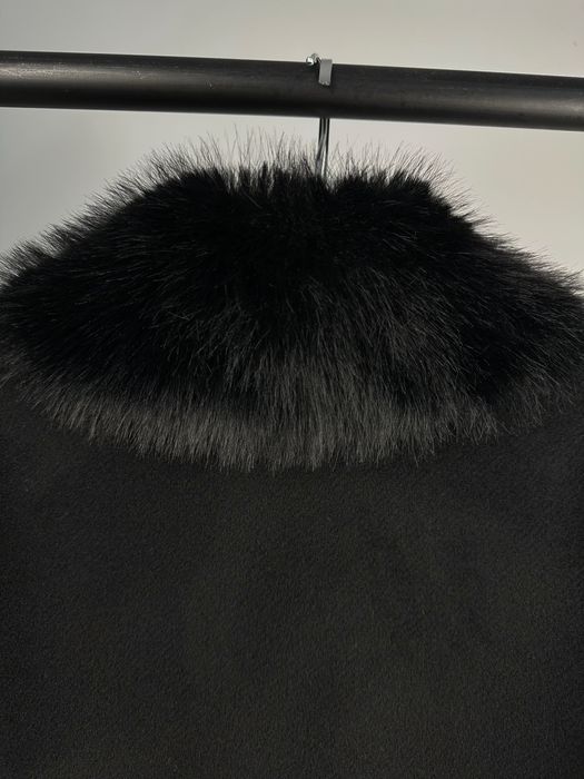 Късо палто с пухена яка два цвята