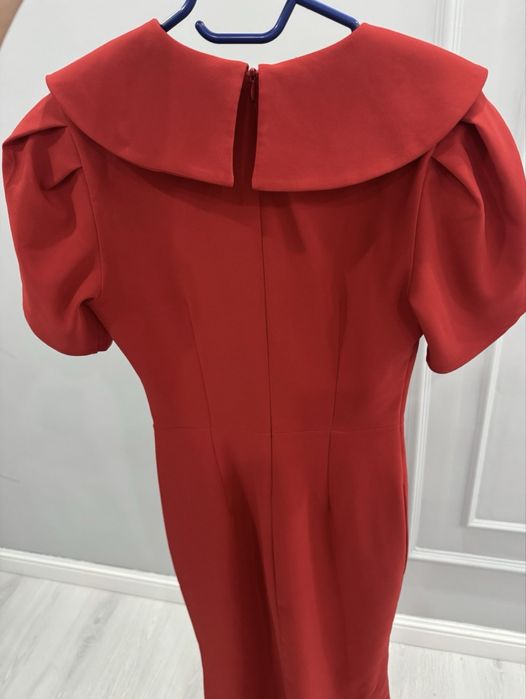 Элегантное красное платье миди