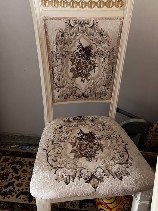 Продаётся стол со стулями в хорошем состояни