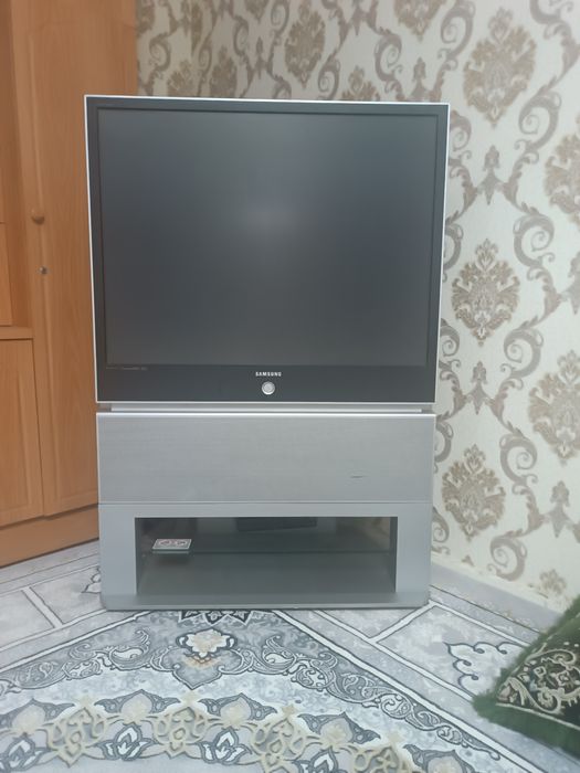 Samsung televizor holati yaxshi 50 dan ortiq rus kanal bor kelishiladi