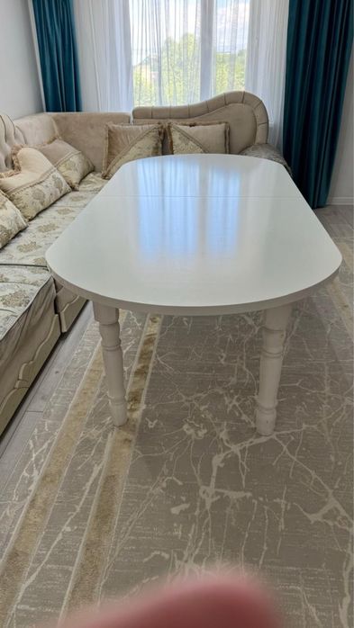 Стол вместе с диваном