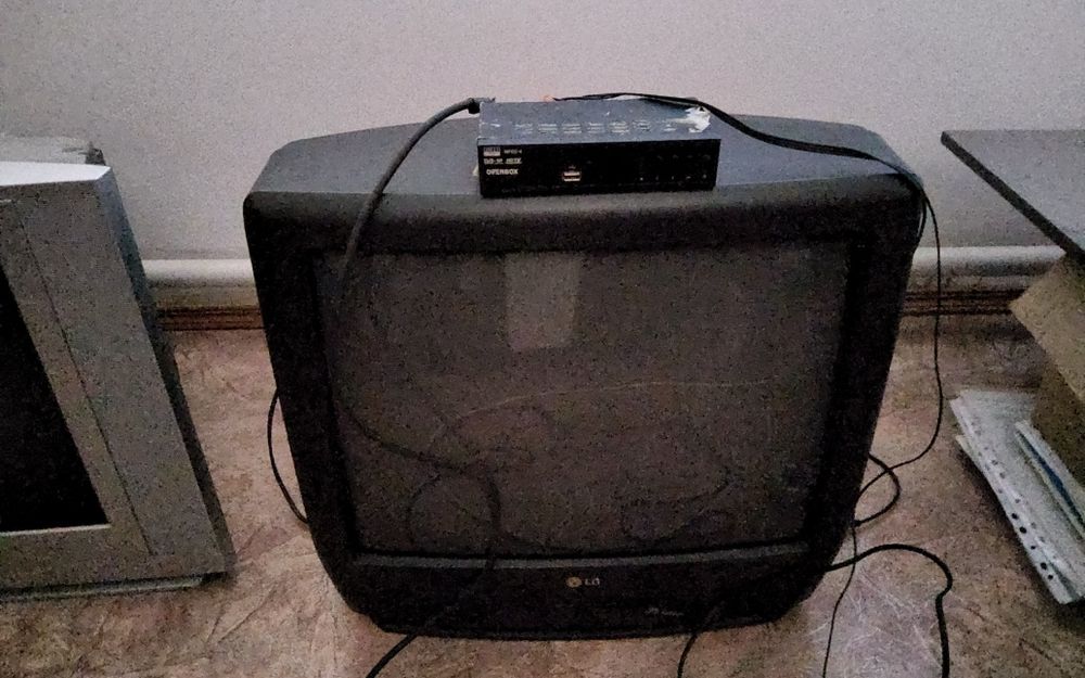 Телевизор в рабочем состояние LG с приставкой за 7тыс