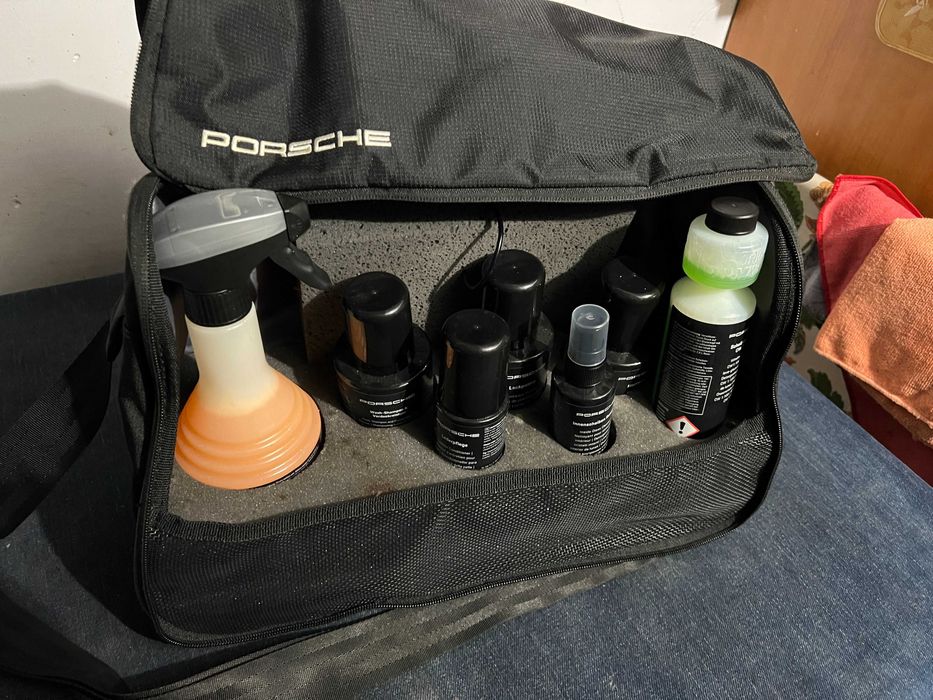 Geanta Set solutii pentru intretinere si cosmetizare originala Porsche