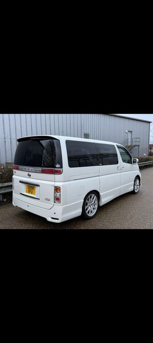 Vând său schimb Nissan elgrad